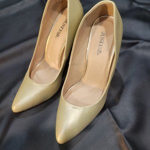 Gold leather pump with gold heel